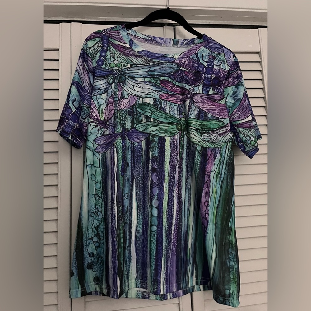 Dragonfly print Women’s top. Summer wardrobe tee style. Size large. New w/o tags